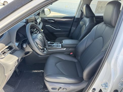 New 2026 Toyota Highlander Limited AWD/4WD image 2