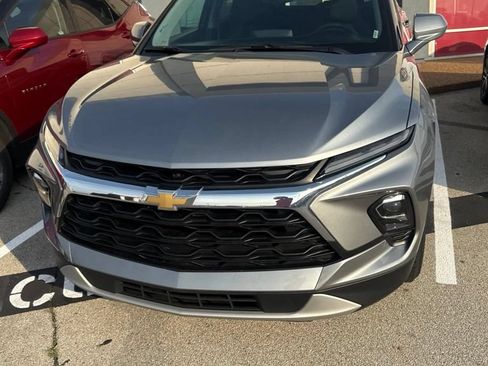 Used 2025 Chevrolet Blazer LT FWD image 2