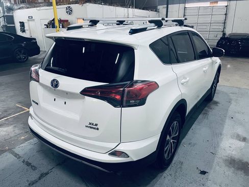 Used 2017 Toyota RAV4 XLE AWD/4WD image 7