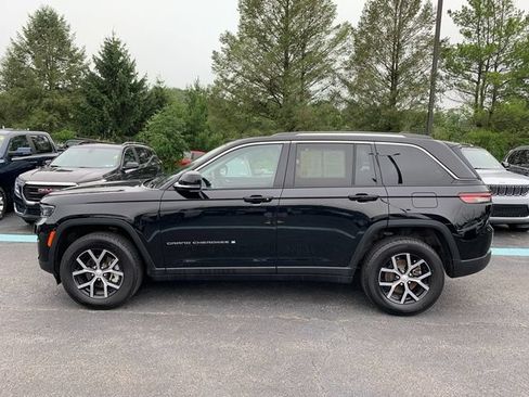 Used 2023 Jeep Grand Cherokee Limited AWD/4WD image 2