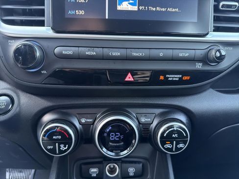 Used 2024 Hyundai Venue SEL image 14