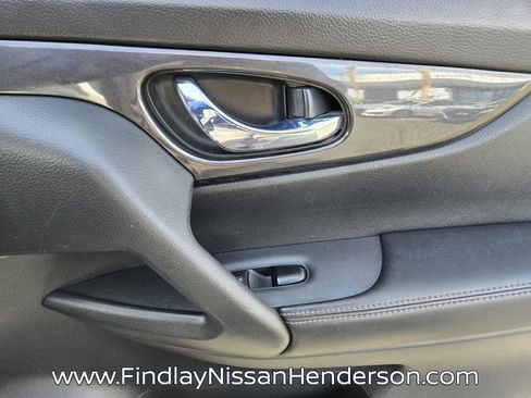 Used 2018 Nissan Rogue SV image 17