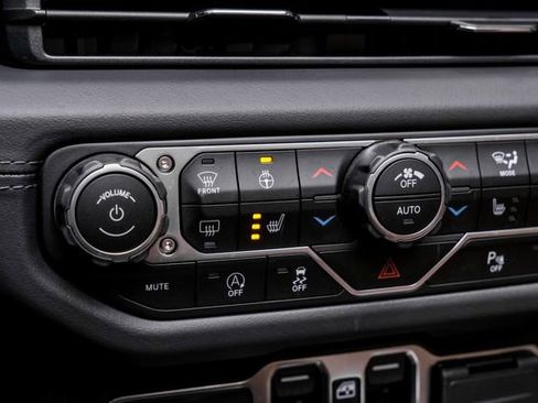 Used 2025 Jeep Wrangler Unlimited Rubicon w/ Technology Group image 65