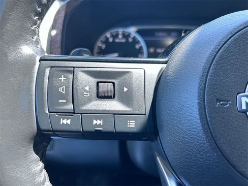 Used 2022 Nissan Pathfinder SV image 17