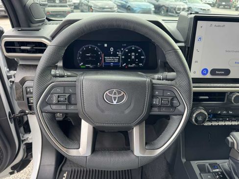 Used 2025 Toyota Tacoma Limited AWD/4WD image 19