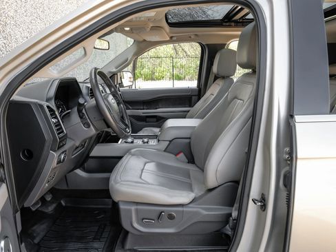 Used 2018 Ford Expedition Limited w/ Equipment Group 302A AWD/4WD image 4