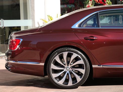 New 2026 Bentley Flying Spur Azure image 9