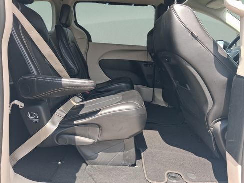 Used 2024 Chrysler Pacifica Touring-L FWD image 25