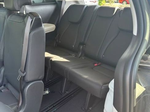 Used 2024 Kia Carnival EX FWD image 7