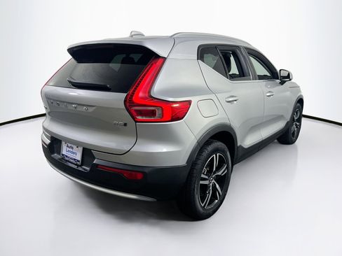 Used 2023 Volvo XC40 B5 Plus image 5
