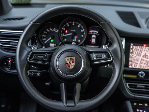 Certified 2025 Porsche Macan image 13