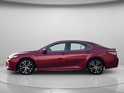 Used 2018 Toyota Camry SE FWD image 2