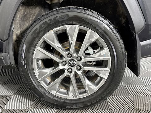 Used 2019 Toyota RAV4 XLE Premium image 36