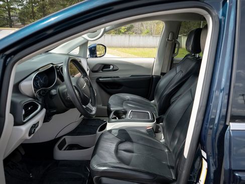 Used 2022 Chrysler Pacifica Touring-L FWD image 14