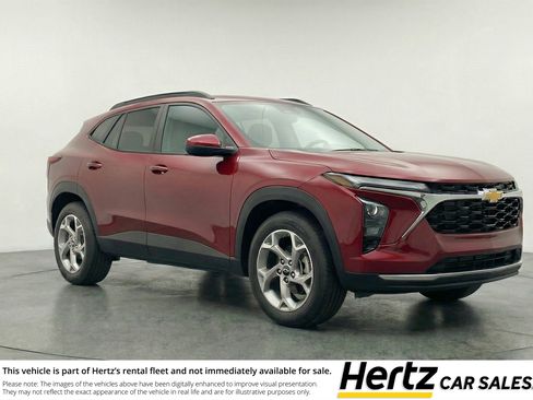 Used 2025 Chevrolet Trax LT FWD image 1