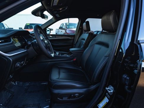 New 2025 Jeep Grand Cherokee Limited w/ Black Appearance Package image 19