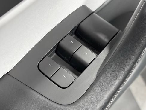 Used 2022 Tesla Model Y Long Range image 7