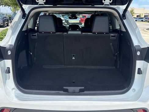 Used 2025 Toyota Highlander XLE FWD image 33