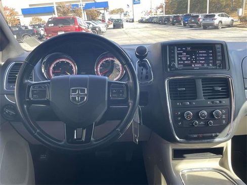 Used 2019 Dodge Grand Caravan SXT image 13