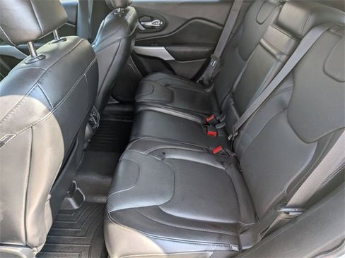Used 2018 Jeep Cherokee Overland image 25