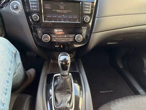 Used 2020 Nissan Rogue SV image 10