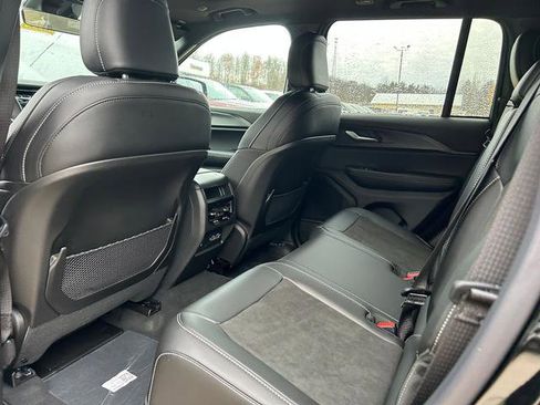 New 2025 Jeep Grand Cherokee Altitude image 10