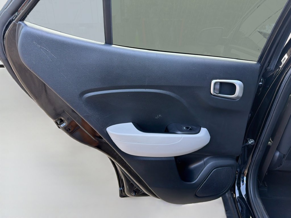 Used 2024 Hyundai Venue SEL FWD image 24