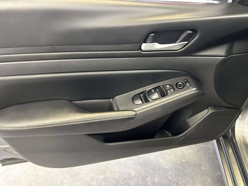 Used 2025 Nissan Altima 2.5 SV FWD image 15