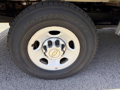 Used 2011 Chevrolet Express 3500 RWD image 22
