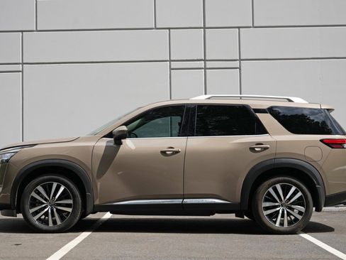Used 2024 Nissan Pathfinder Platinum FWD image 8
