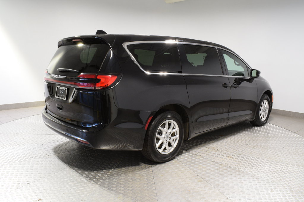 Used 2025 Chrysler Pacifica Select FWD image 5