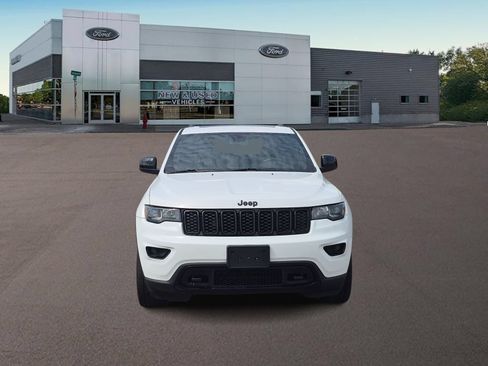 Used 2018 Jeep Grand Cherokee Laredo AWD/4WD image 3