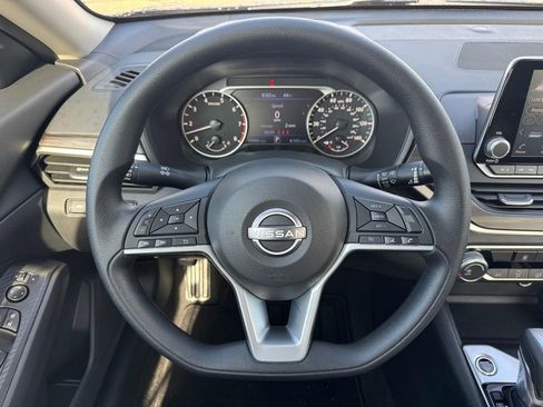 Used 2025 Nissan Altima 2.5 SV image 11