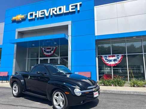 Used 2004 Chevrolet SSR w/ Preferred Equipment Group RWD image 1