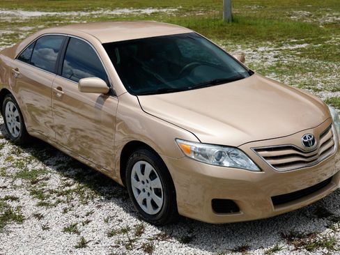 Used 2010 Toyota Camry LE FWD image 15