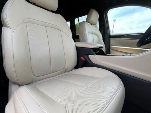 Used 2023 Jeep Grand Cherokee Limited w/ Luxury Tech Group II AWD/4WD image 28