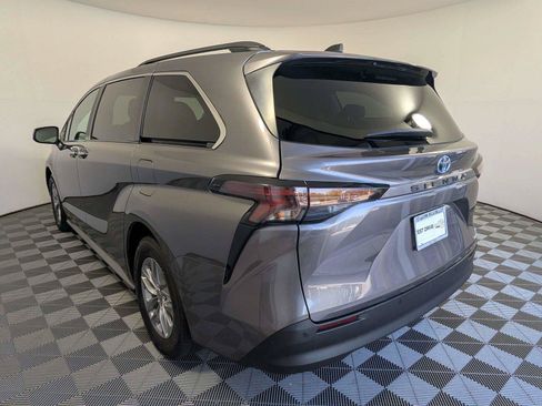 Certified 2024 Toyota Sienna XLE FWD image 8