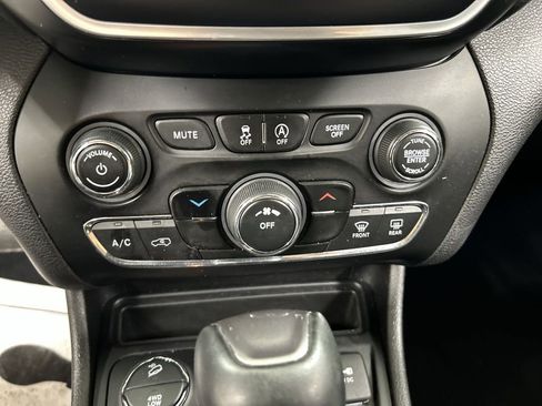 Used 2021 Jeep Cherokee Latitude Lux w/ Trailer Tow Group AWD/4WD image 16