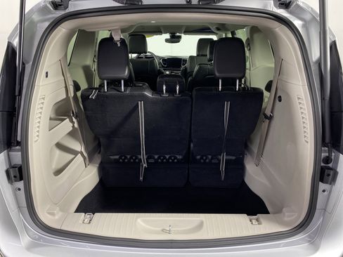 Used 2024 Chrysler Pacifica Touring-L image 34