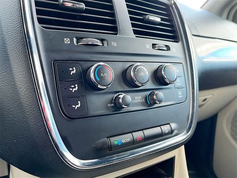 Used 2019 Dodge Grand Caravan SXT image 15
