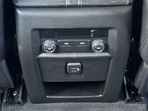 Used 2023 Chevrolet Traverse LT image 32