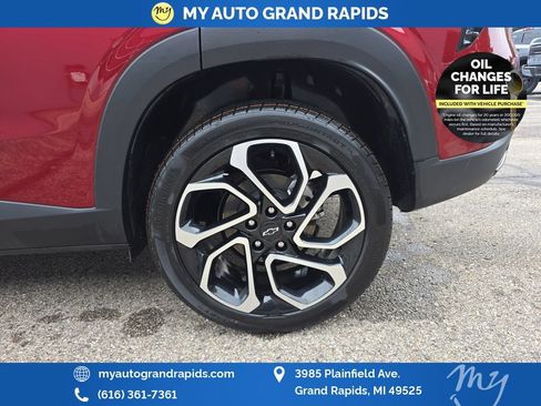 Used 2025 Chevrolet Trax RS FWD image 30