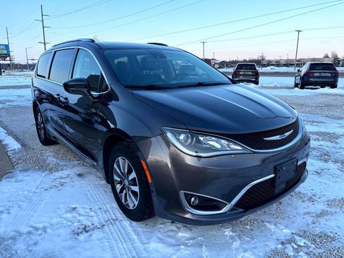 Used 2020 Chrysler Pacifica Touring-L Plus image 4