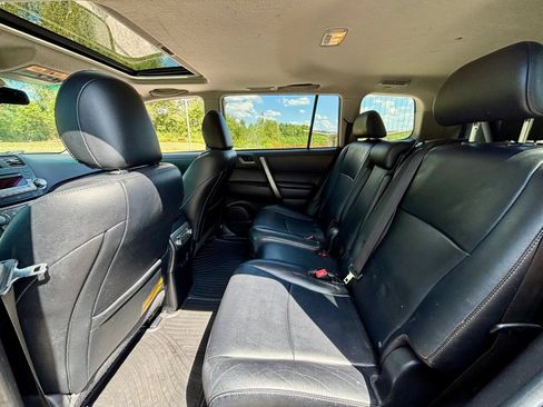 Used 2012 Toyota Highlander SE w/ Tow Pkg AWD/4WD image 16