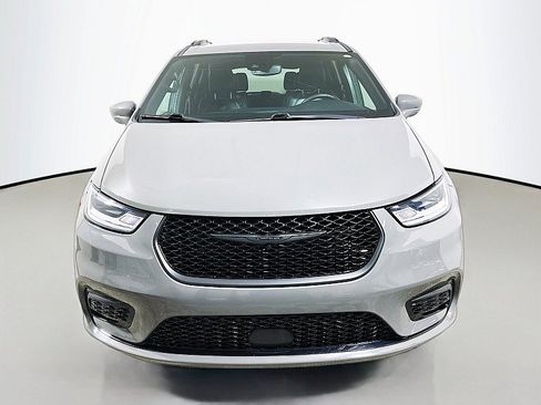 Used 2021 Chrysler Pacifica Touring-L w/ Uconnect Theater Family Group AWD/4WD image 2