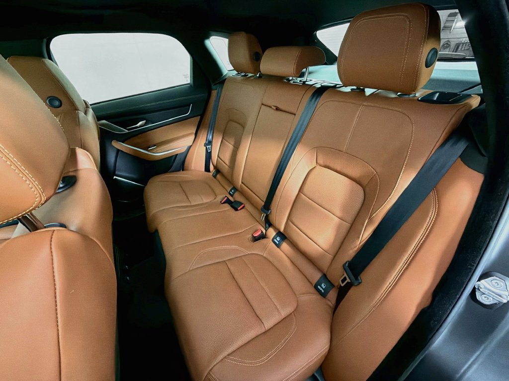 Certified 2025 Jaguar F-PACE R-Dynamic S AWD/4WD image 17