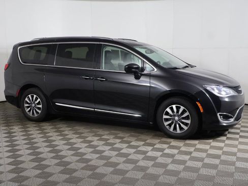 Used 2020 Chrysler Pacifica Touring-L Plus image 16