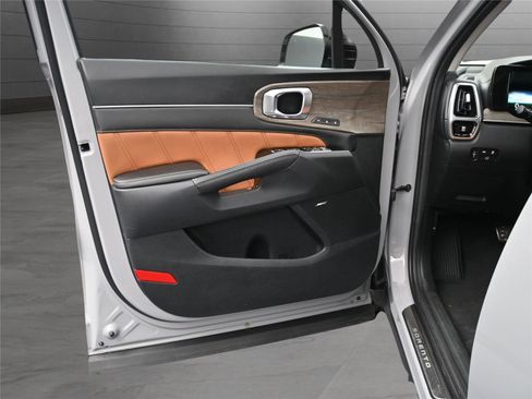 Used 2023 Kia Sorento SX Prestige image 12