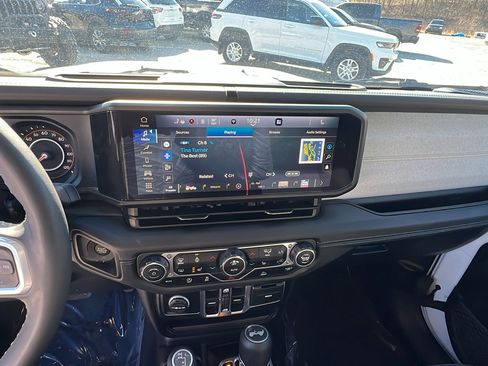 Used 2025 Jeep Wrangler Sahara image 30