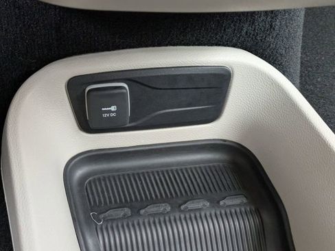 Used 2023 Chrysler Pacifica Touring-L FWD image 25